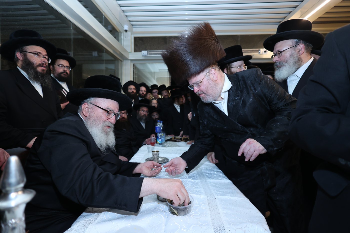 הרה"צ רבי אהרן מענדיל טווערסקי בתפילה בכותל המערבי