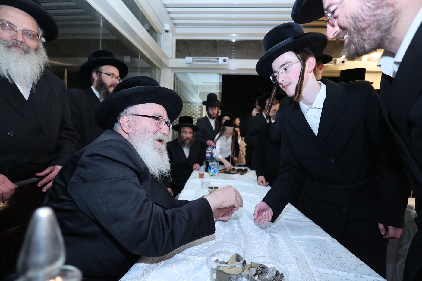 הרה"צ רבי אהרן מענדיל טווערסקי בתפילה בכותל המערבי
