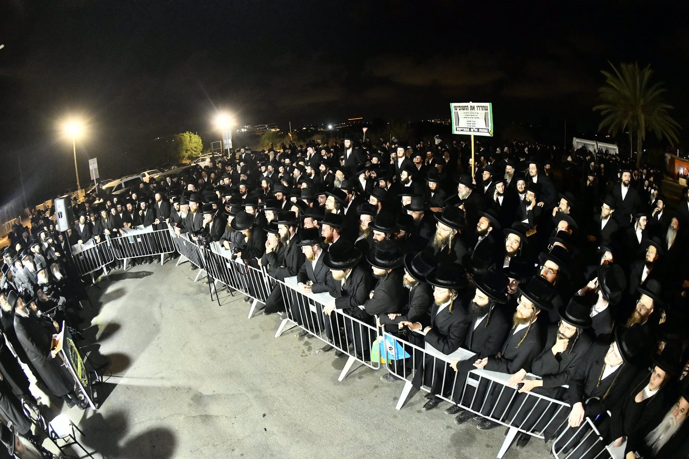 העצרת אמש מחוץ לשערי כלא 10