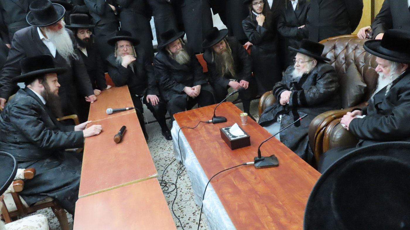 ניחום אבלים אצל האחים האדמו"רים מקרעטשניף ופרמישלאן