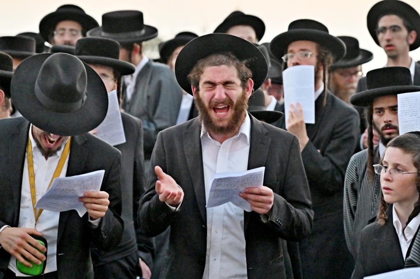 עצרת מחאה בכלא 10 בראשות רבני ומנהיגי היישוב הישן 