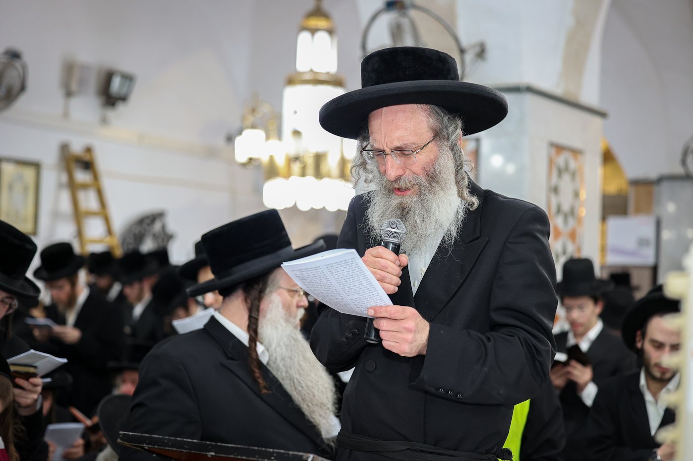 הרה"צ רבי אלימלך בידרמן בתפילה במערת המכפלה