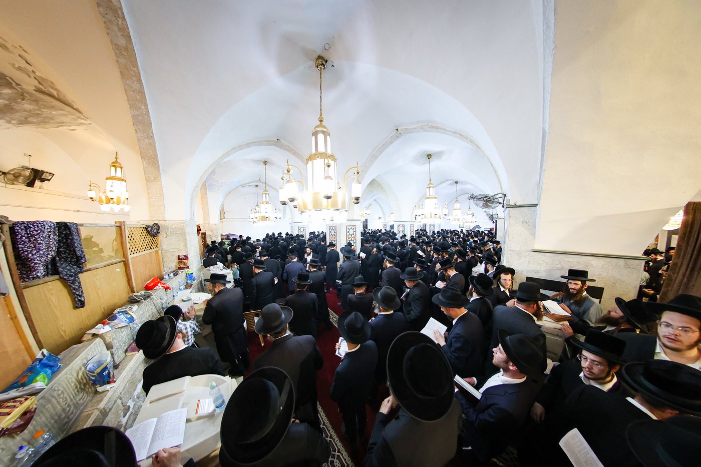 הרה"צ רבי אלימלך בידרמן בתפילה במערת המכפלה