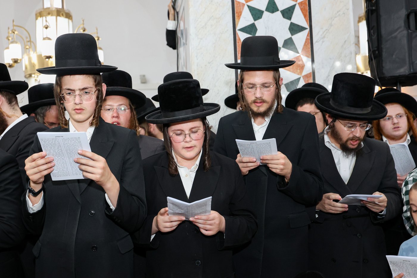 הרה"צ רבי אלימלך בידרמן בתפילה במערת המכפלה