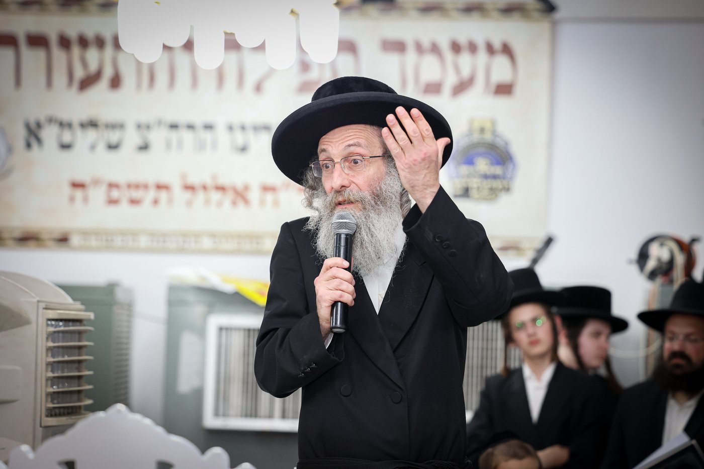 הרה"צ רבי אלימלך בידרמן בתפילה במערת המכפלה