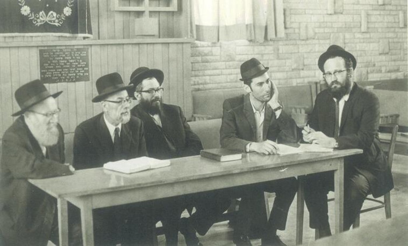 הרב גולדברג באמצע, במבחן בישיבת פורת יוסף, לידו רבי יהודה צדקה