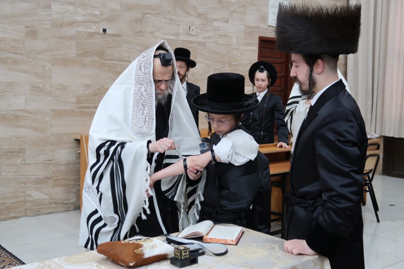 האדמו"ר מסערט ויז'ניץ ומודז'יץ בהנחת תפילין לנכדם
