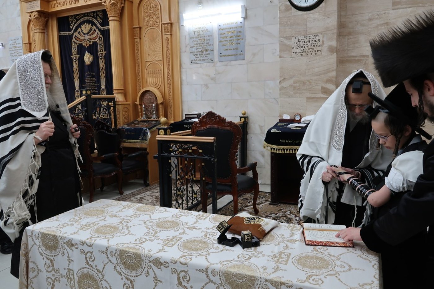 האדמו"ר מסערט ויז'ניץ ומודז'יץ בהנחת תפילין לנכדם