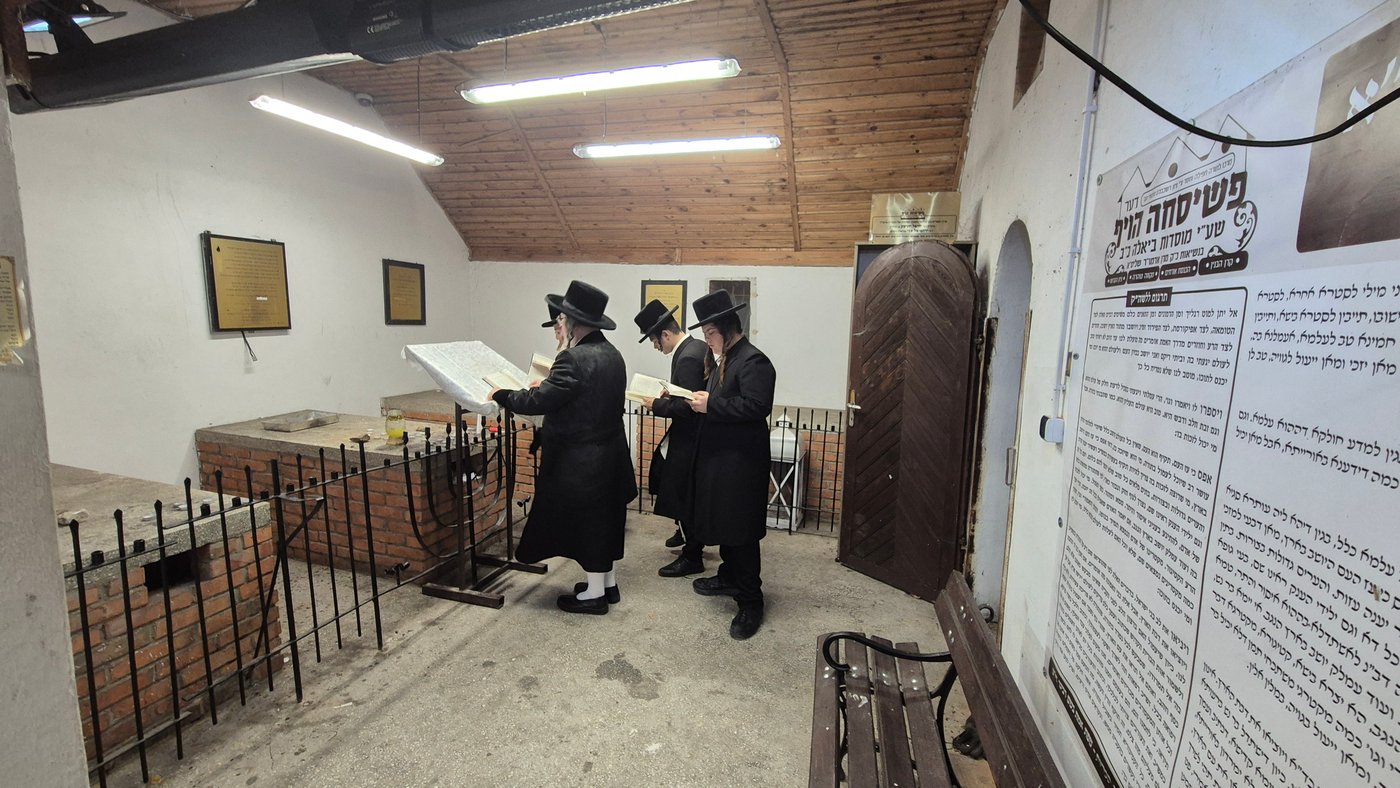 האדמו"ר מביאלה ב"ב בימי מנוחה בעיירת פשיסחא שבפולין