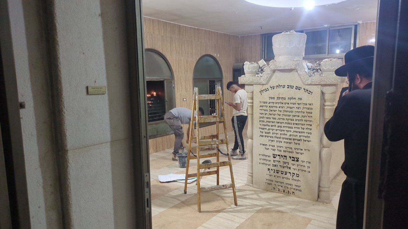 חפירת הקבר באוהל בית קרעטשניף כפי הוראת אחיו, האדמו"ר 