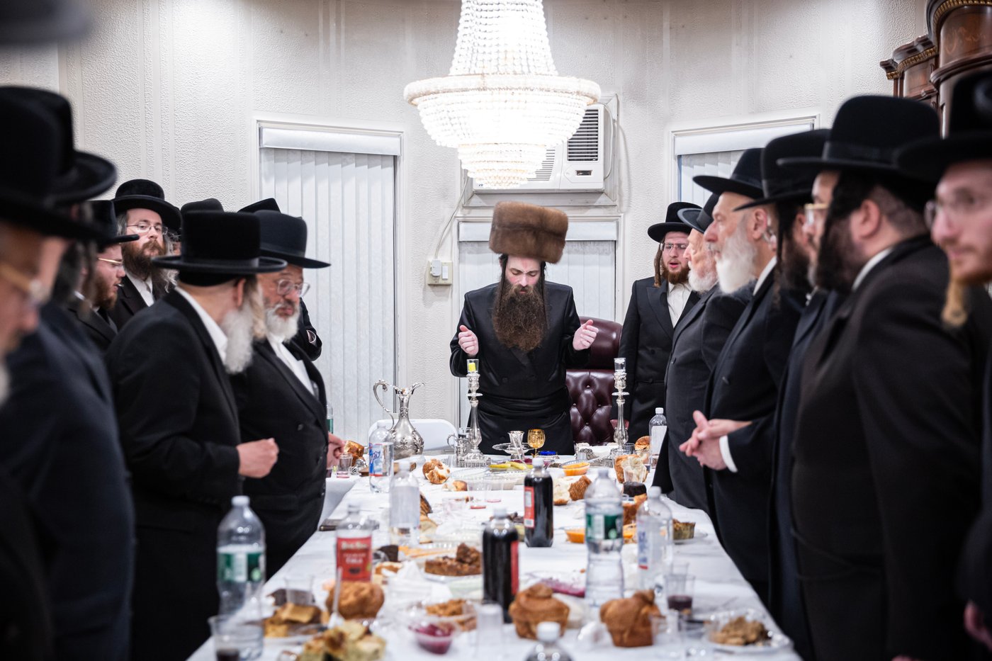 האדמו"ר מקאסוב בסעודת ראש חודש אלול