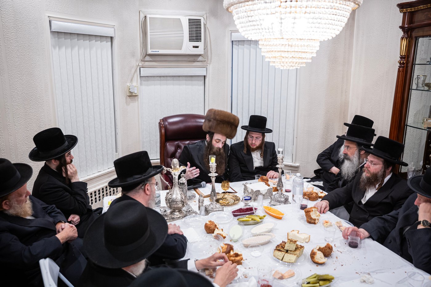 האדמו"ר מקאסוב בסעודת ראש חודש אלול