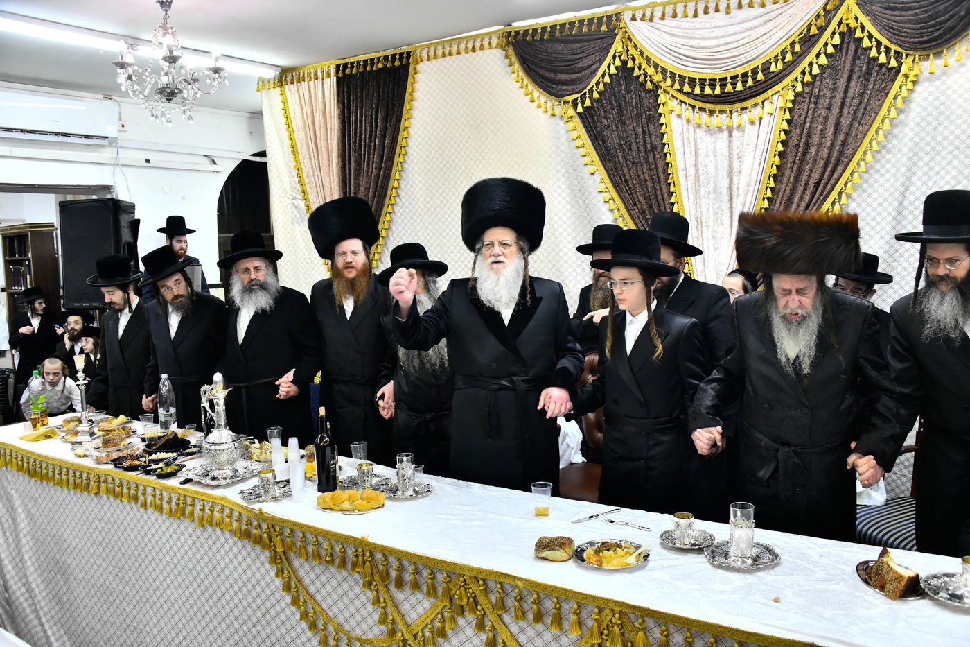 שמחת בר המצווה לנכד האדמו"רים ממודז'יץ וזוועהיל 