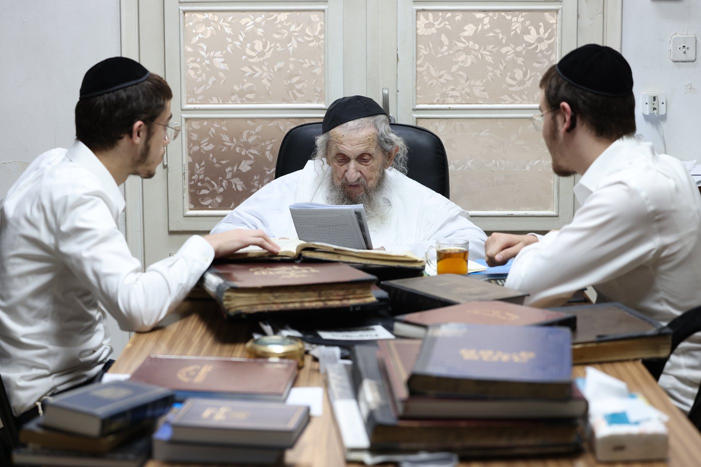 הגאון רבי דב לנדו במסירת השיעור