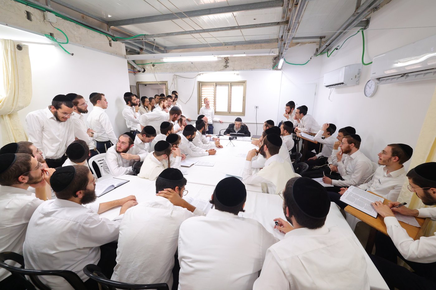 הגאון רבי דב לנדו במסירת שיעור