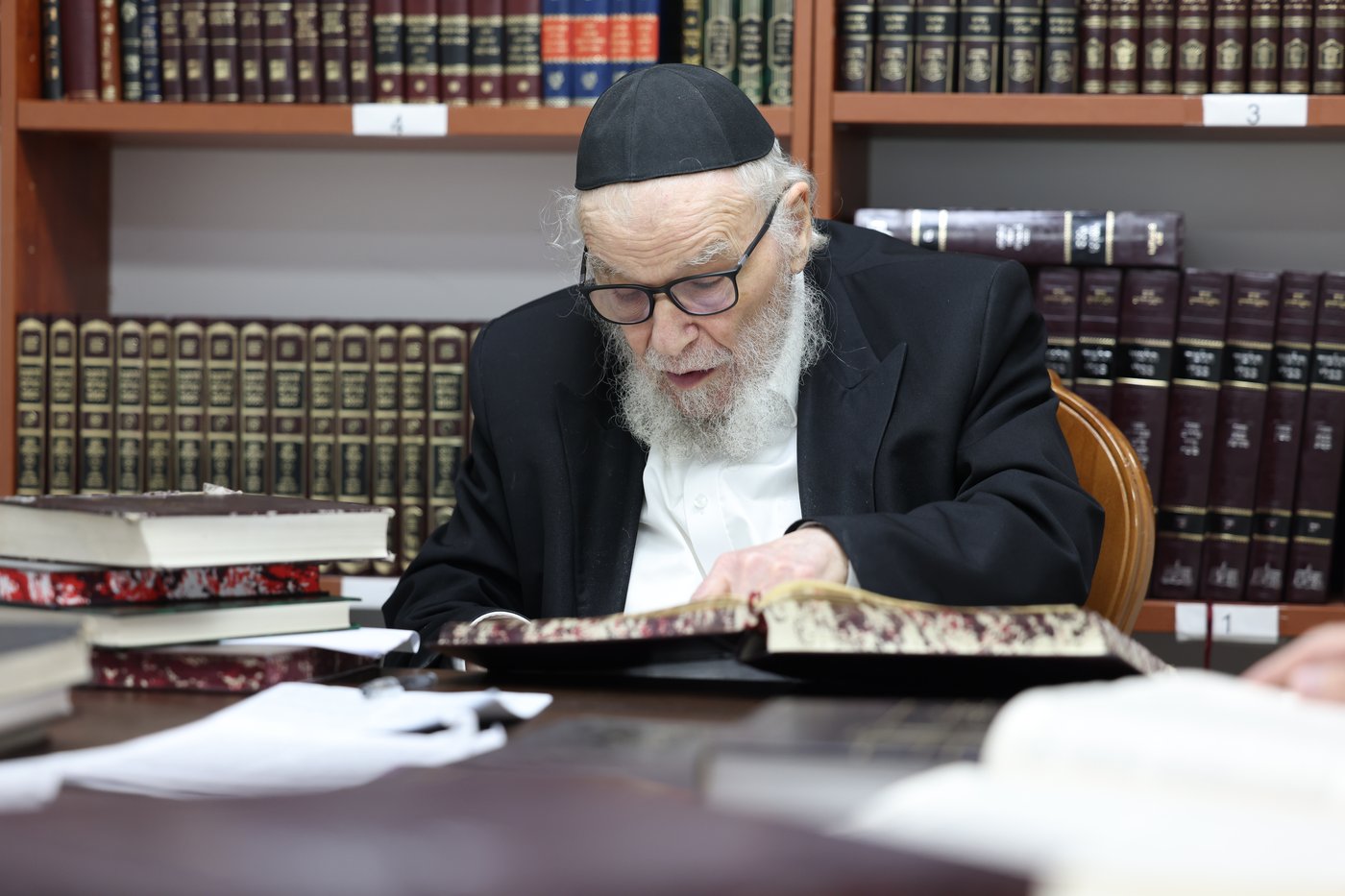 הגאון רבי משה הלל הירש במסירת השיעור