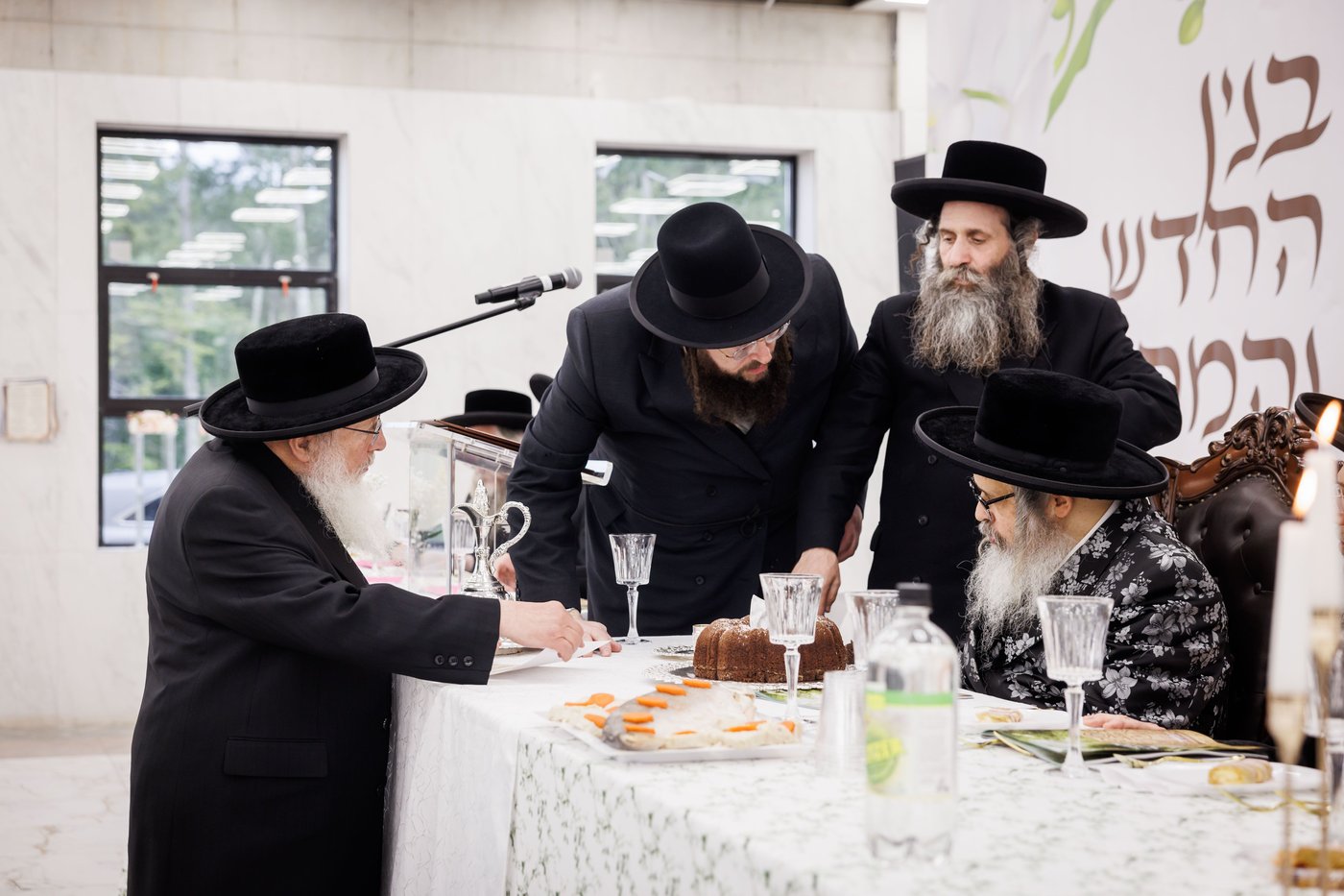 האדמו"ר מסאטמר בביקור במחנה 'רב טוב' בהרי הקאנטרי