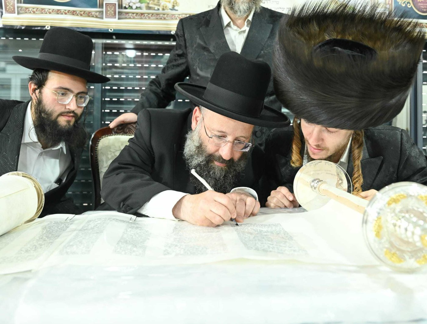 הכנסת ספר התורה ע"י עסקן חסידות ברסלב הרב דוקי גרינוולד