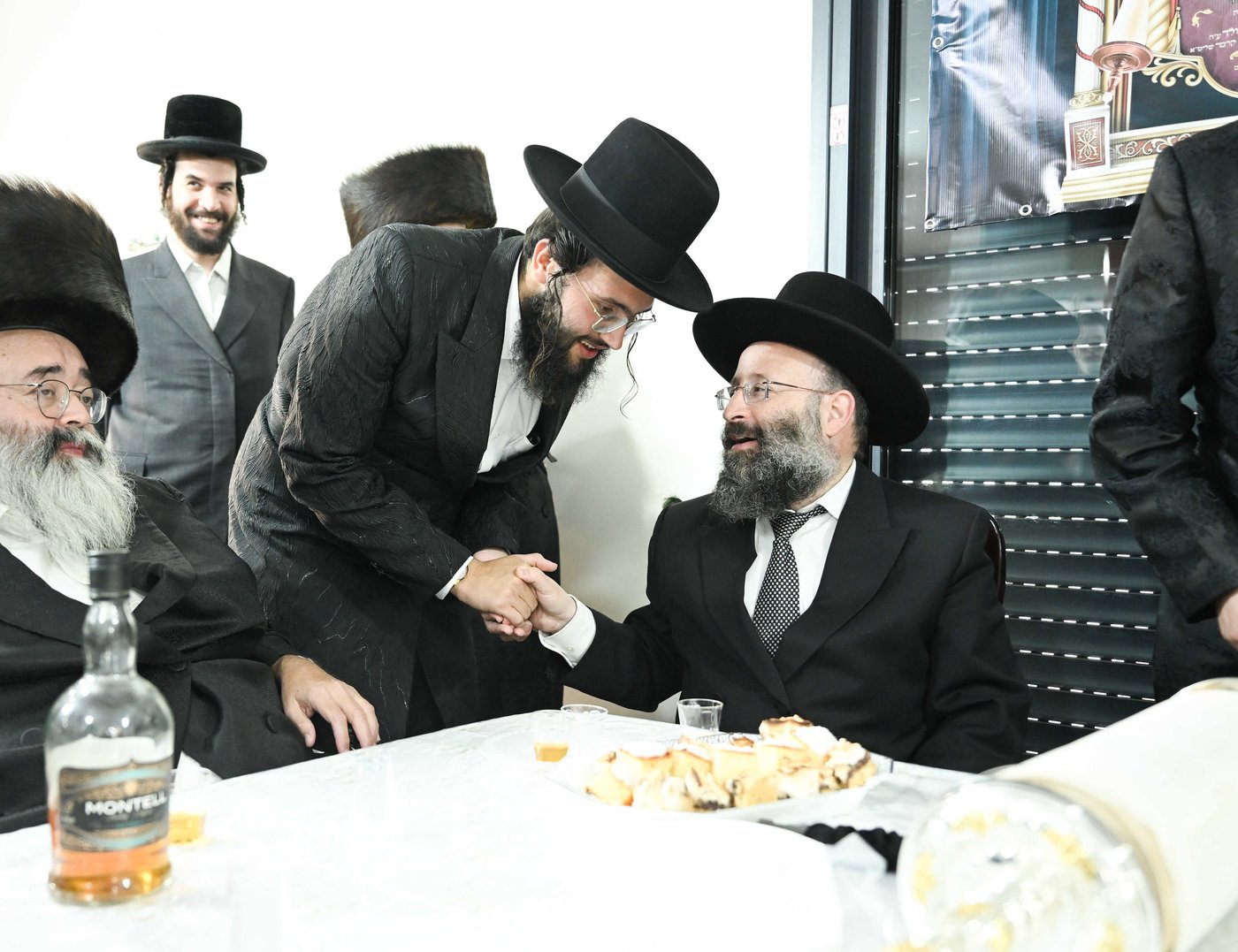 הכנסת ספר התורה ע"י עסקן חסידות ברסלב הרב דוקי גרינוולד