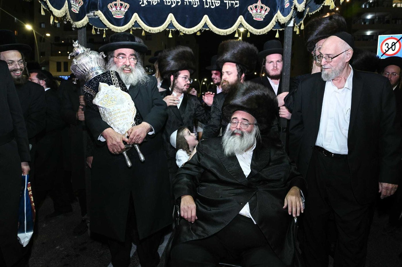 הכנסת ספר התורה ע"י עסקן חסידות ברסלב הרב דוקי גרינוולד