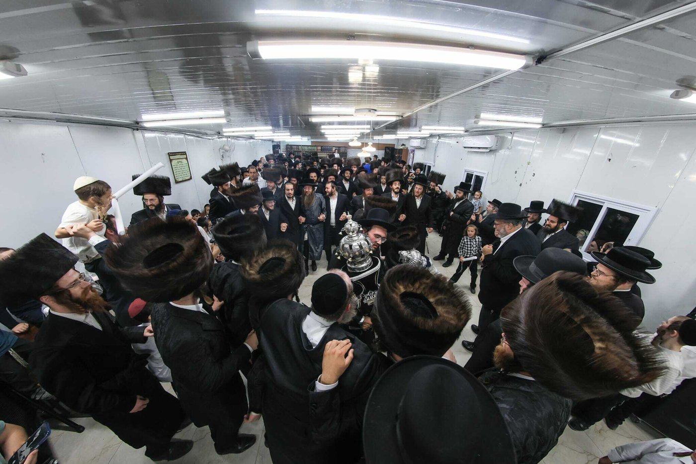 הכנסת ספר התורה ע"י עסקן חסידות ברסלב הרב דוקי גרינוולד
