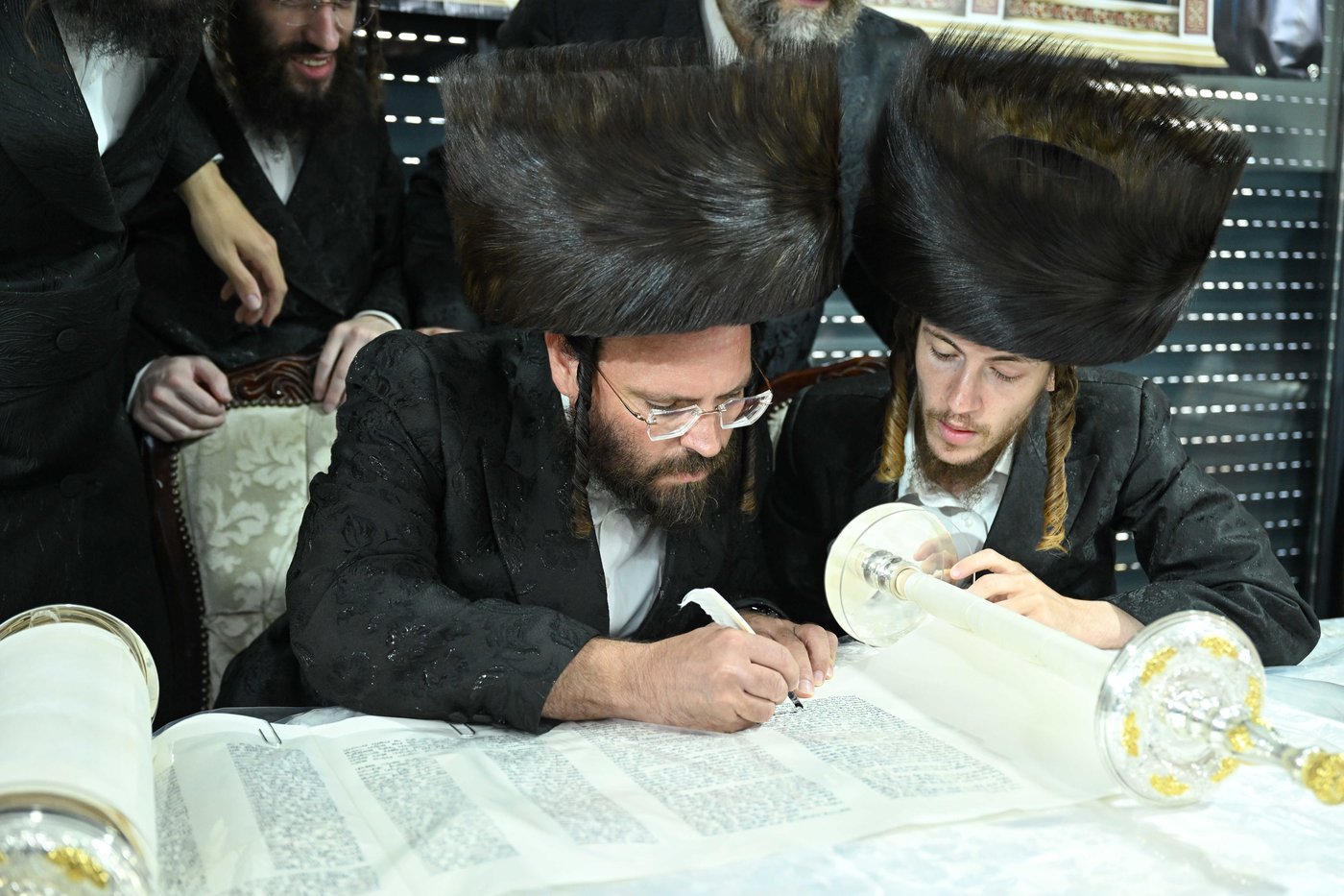 הכנסת ספר התורה ע"י עסקן חסידות ברסלב הרב דוקי גרינוולד
