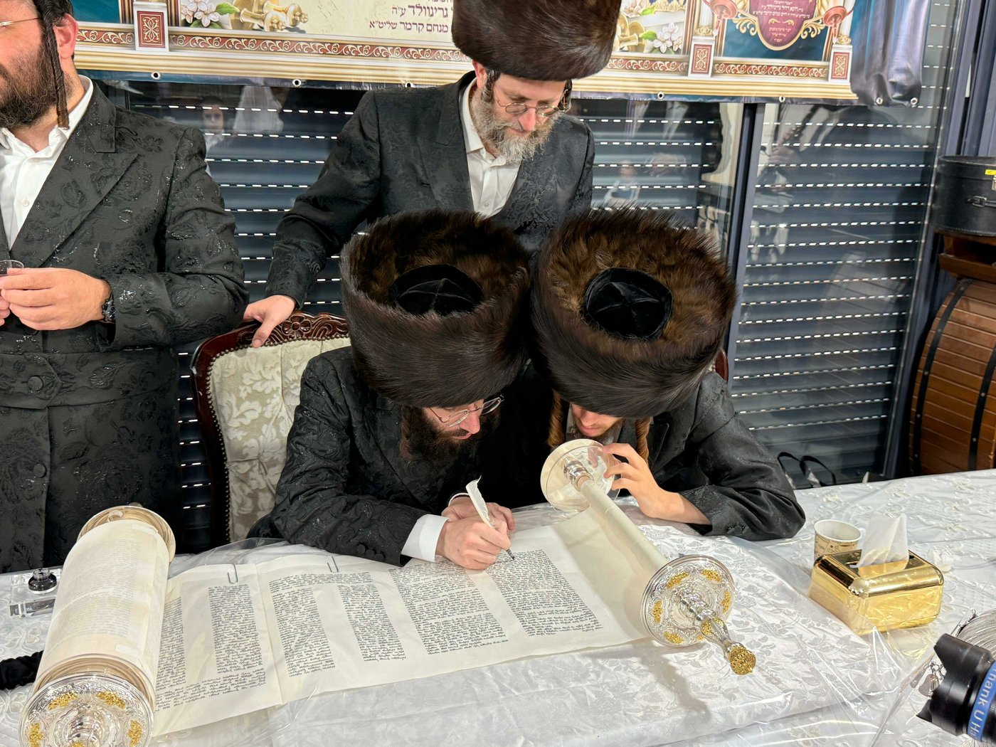 הכנסת ספר התורה ע"י עסקן חסידות ברסלב הרב דוקי גרינוולד