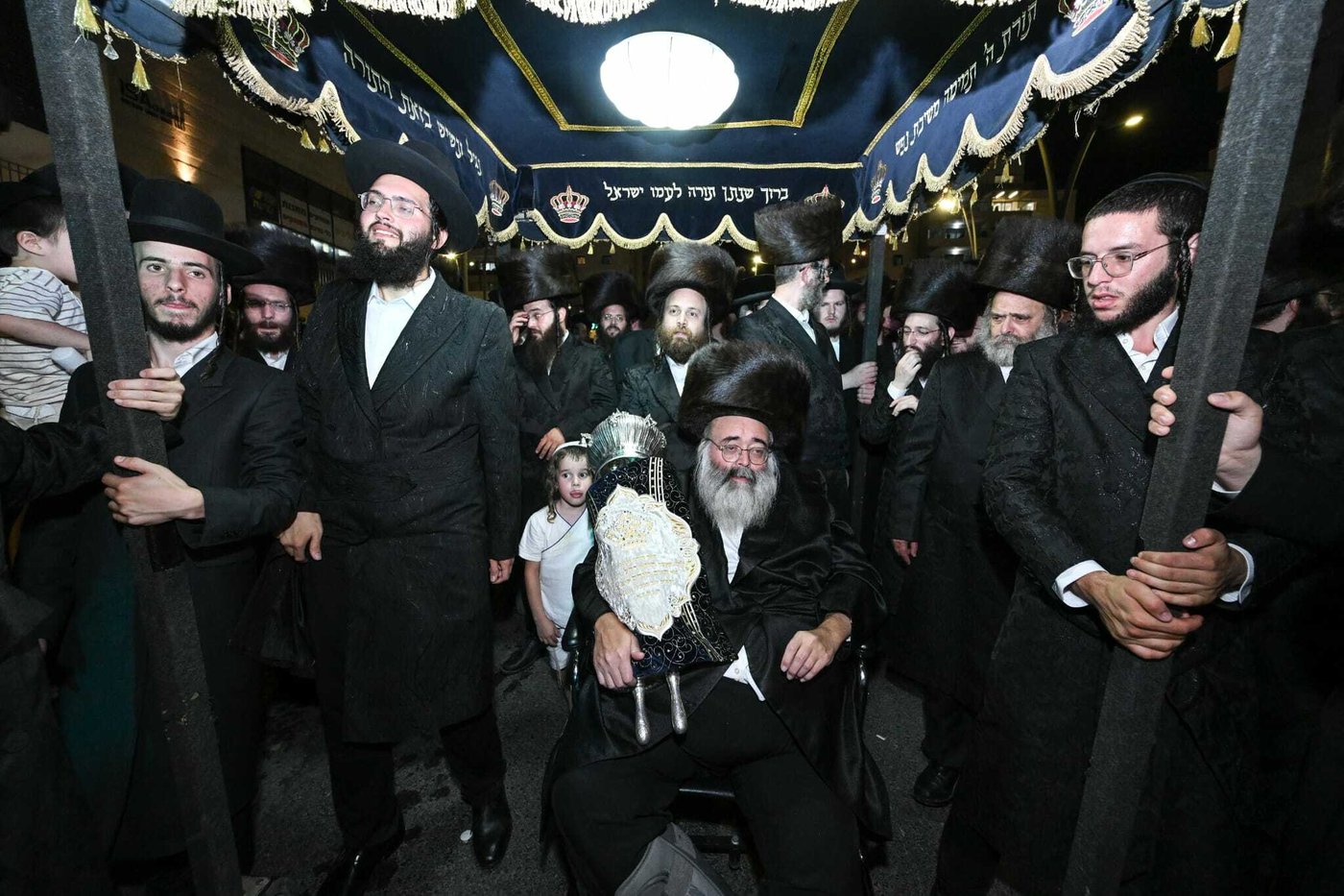 הכנסת ספר התורה ע"י עסקן חסידות ברסלב הרב דוקי גרינוולד