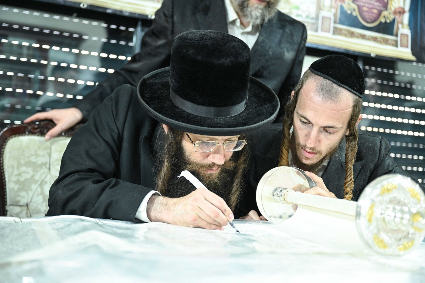 הכנסת ספר התורה ע"י עסקן חסידות ברסלב הרב דוקי גרינוולד