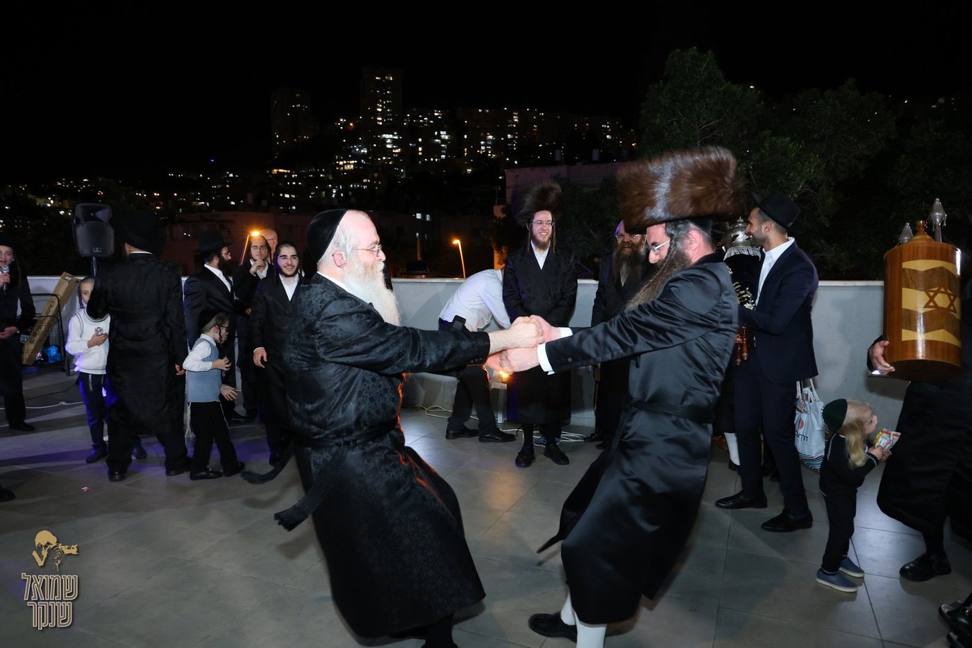 הכנסת ס"ת עתיק לביהכ"נ 'נץ החמה' בחיפה