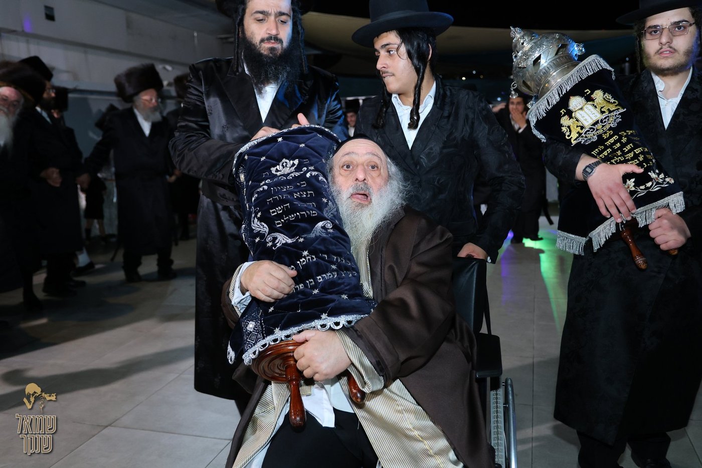 הכנסת ס"ת עתיק לביהכ"נ 'נץ החמה' בחיפה