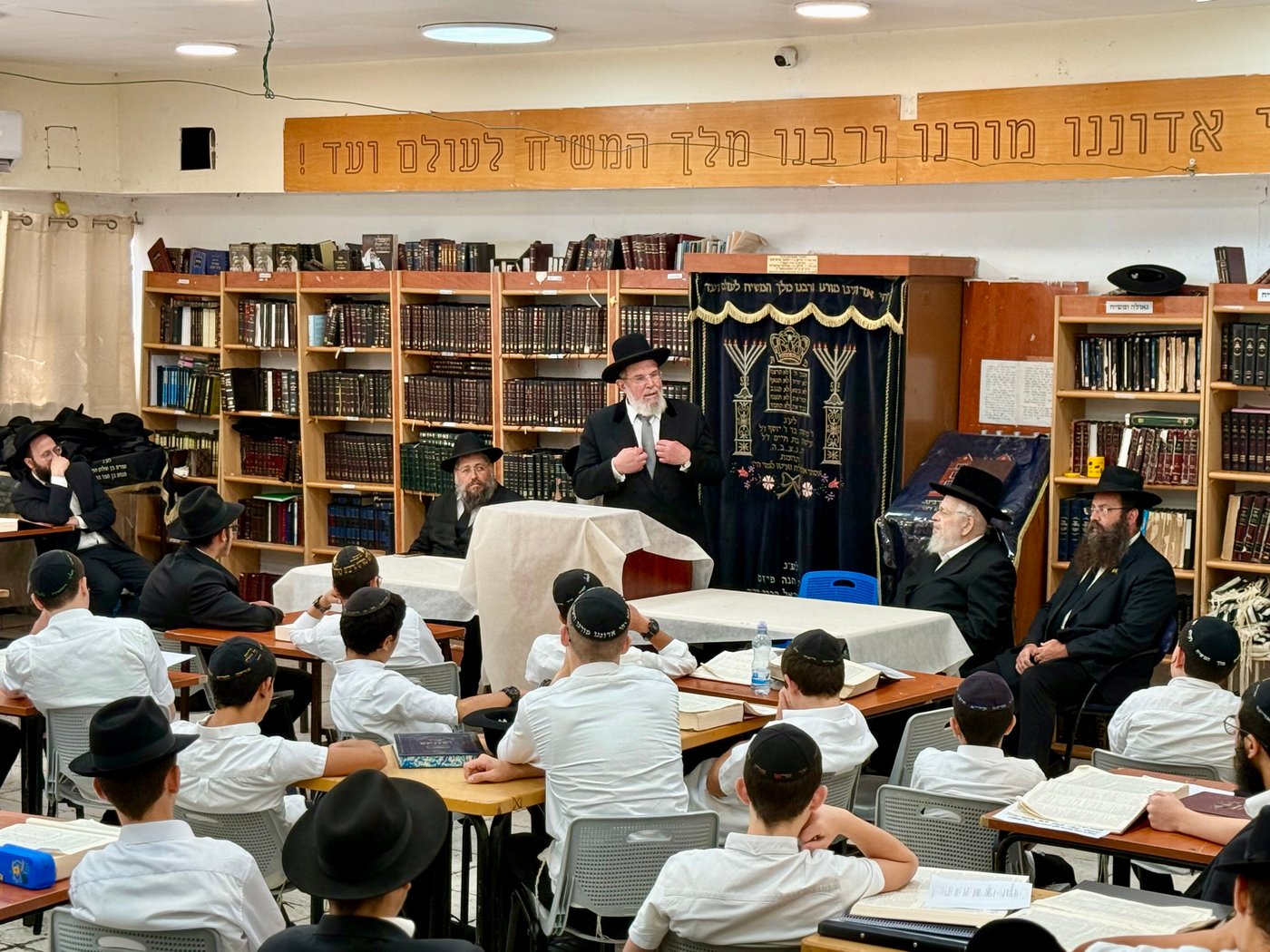 הגר"ק בר בביקור בישיבת 'תומכי תמימים ליובאוויטש' בקריות