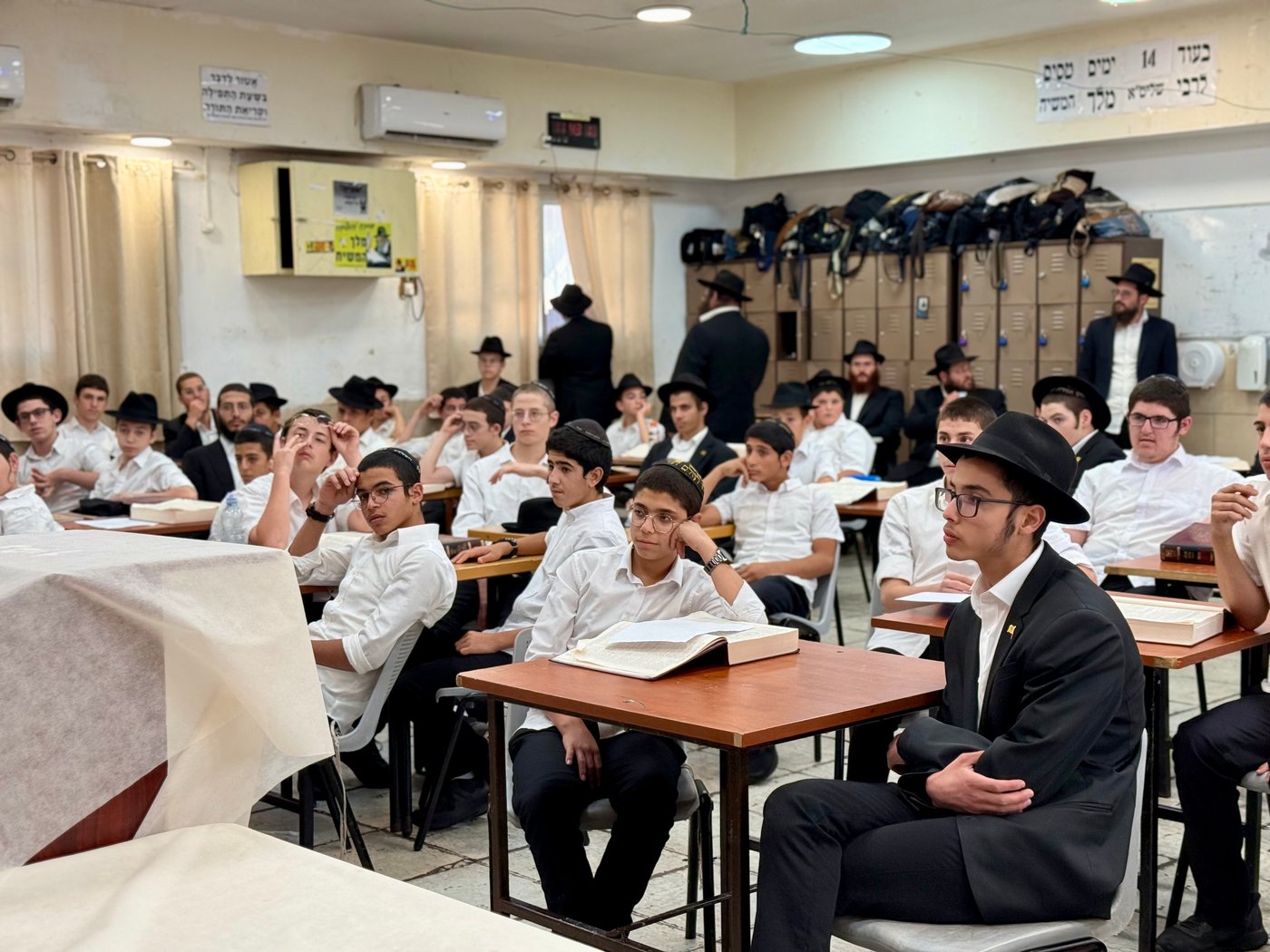 הגר"ק בר בביקור בישיבת 'תומכי תמימים ליובאוויטש' בקריות
