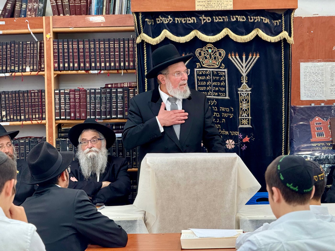 הגר"ק בר בביקור בישיבת 'תומכי תמימים ליובאוויטש' בקריות