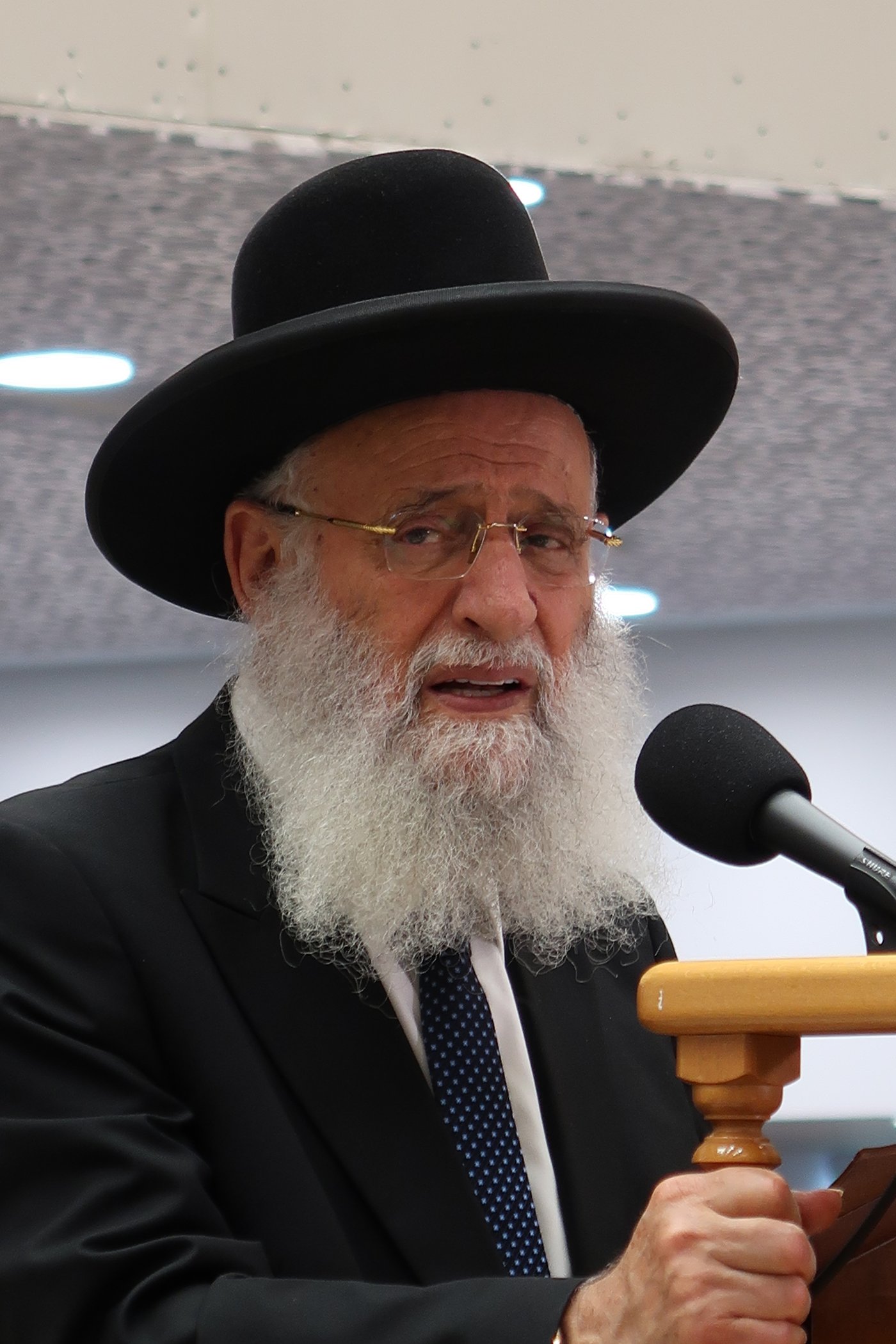 הרה"צ רבי אלימלך בידרמן באמירת בסליחות אצל הגר"ר אלבז