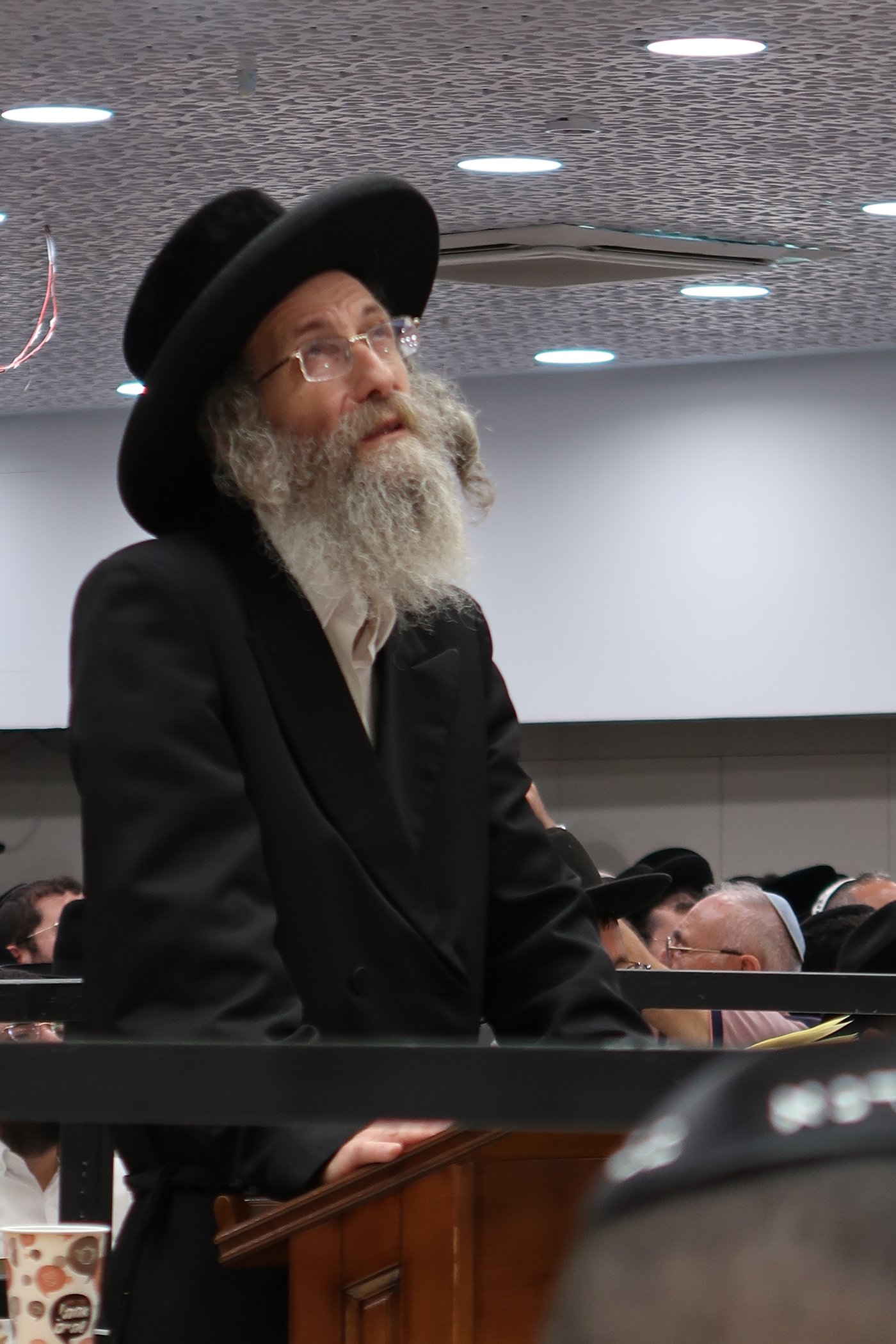 הרה"צ רבי אלימלך בידרמן באמירת בסליחות אצל הגר"ר אלבז