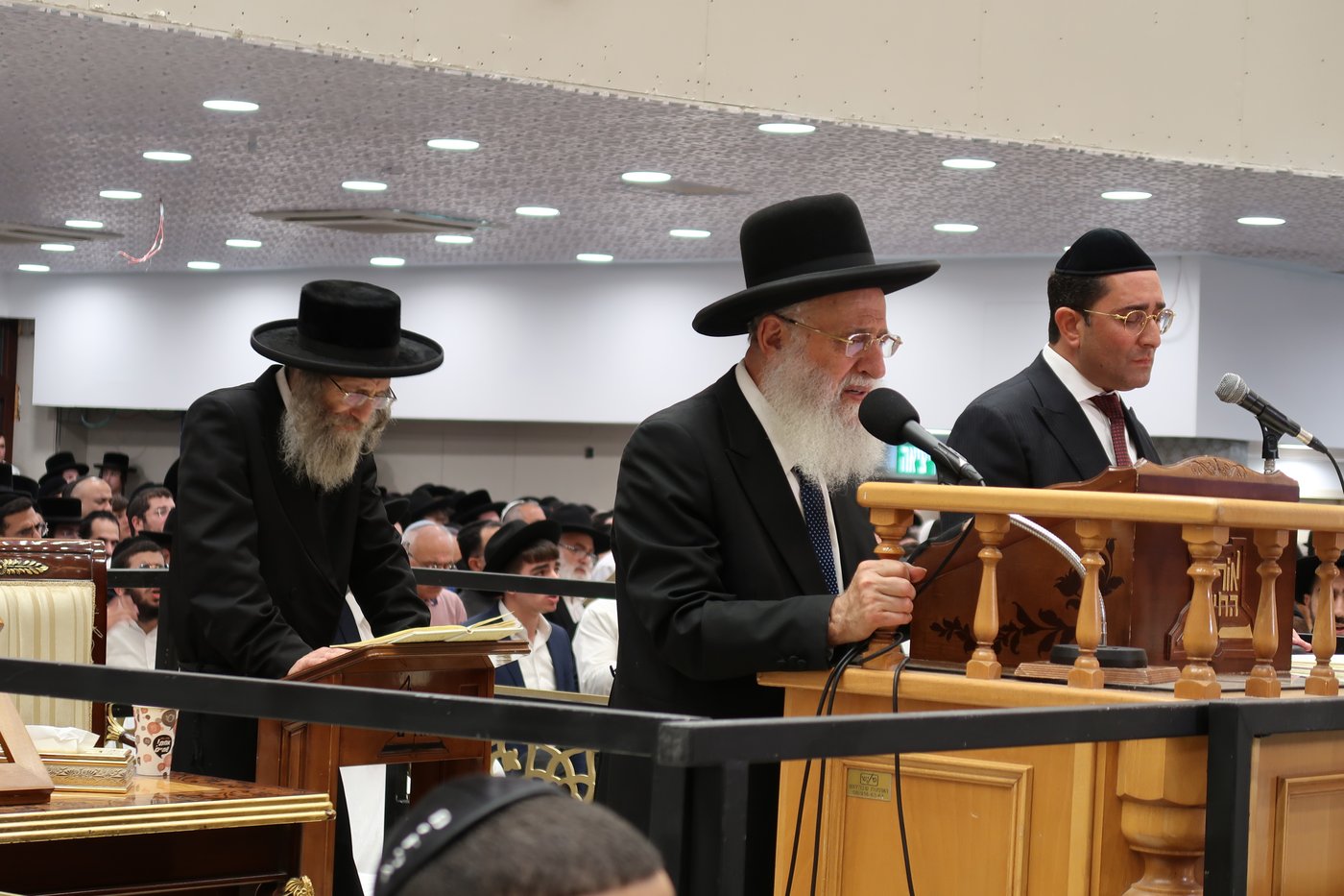 הרה"צ רבי אלימלך בידרמן באמירת בסליחות אצל הגר"ר אלבז
