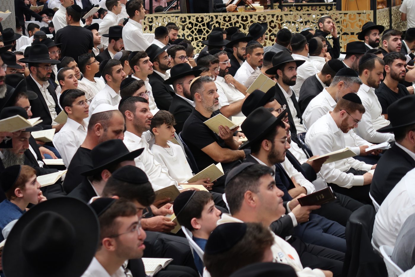 הרה"צ רבי אלימלך בידרמן באמירת בסליחות אצל הגר"ר אלבז