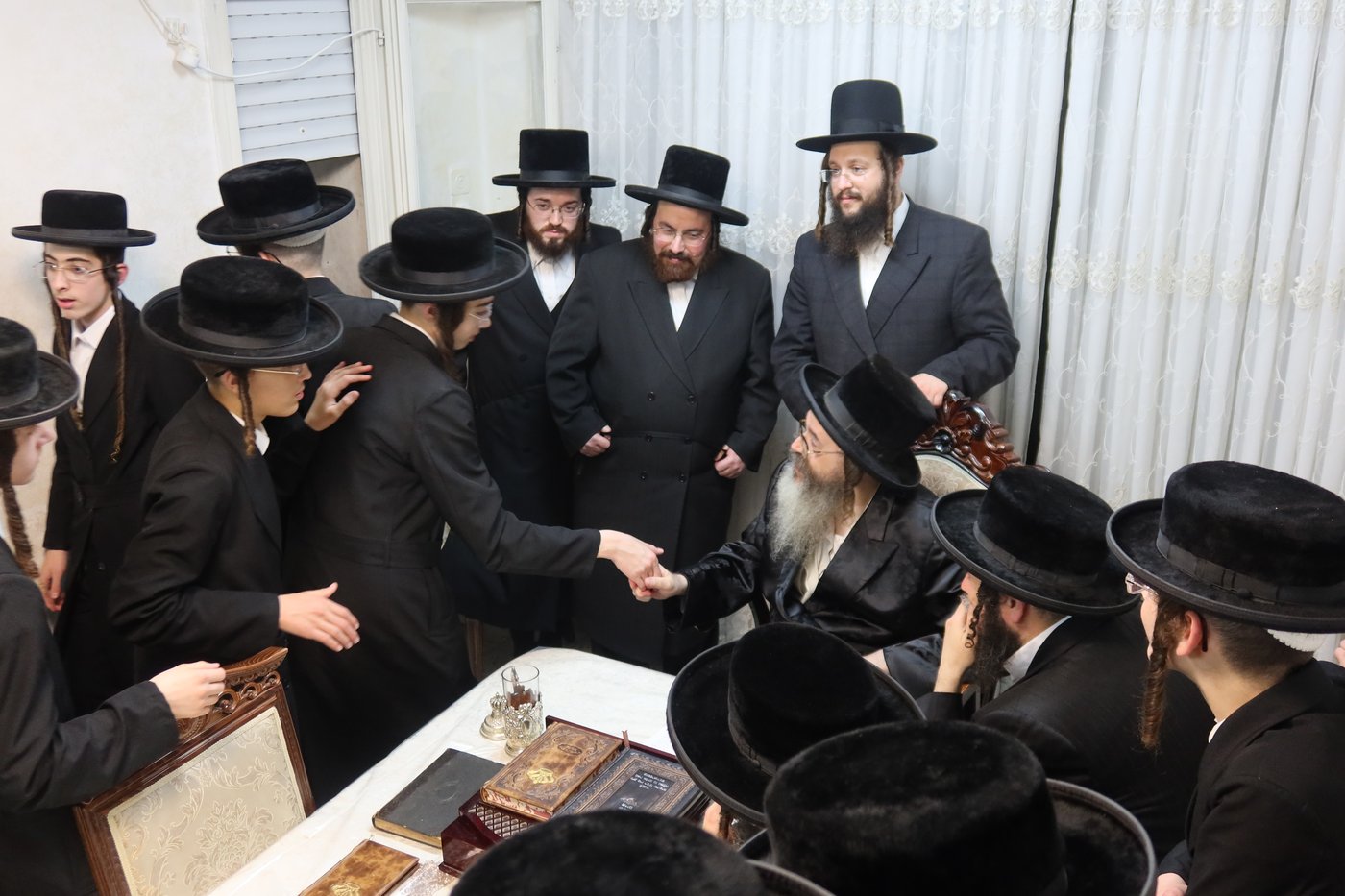 בחורי תולדות אהרן אצל האדמו"ר מתולדות משה