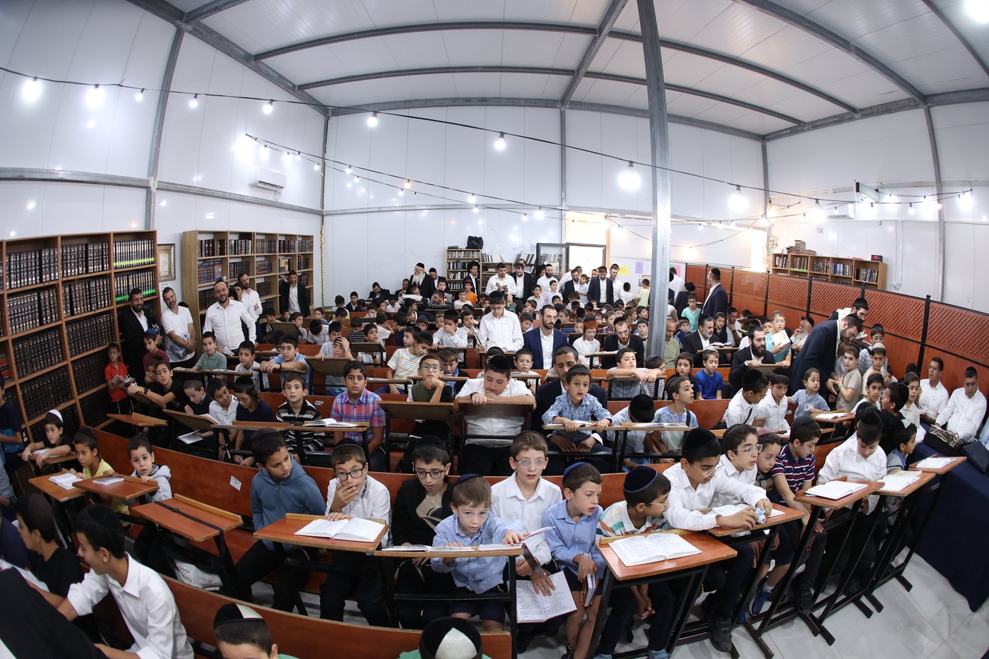 הראשל"צ הגאון רבי יצחק יוסף בסליחות בבית הכנסת "מגן אברהם"