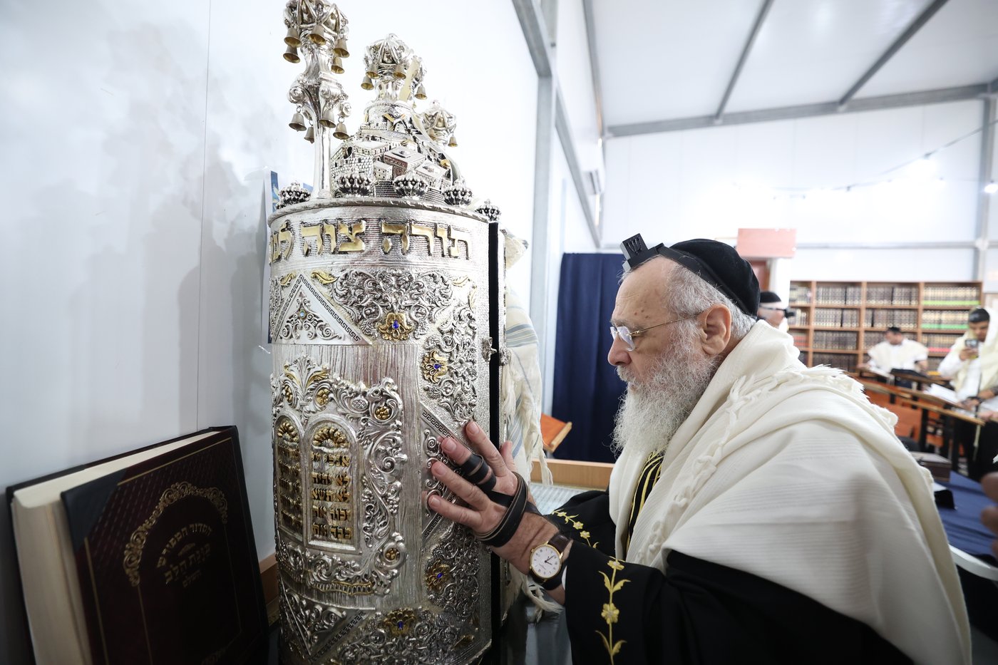 הראשל"צ הגאון רבי יצחק יוסף בסליחות בבית הכנסת "מגן אברהם"