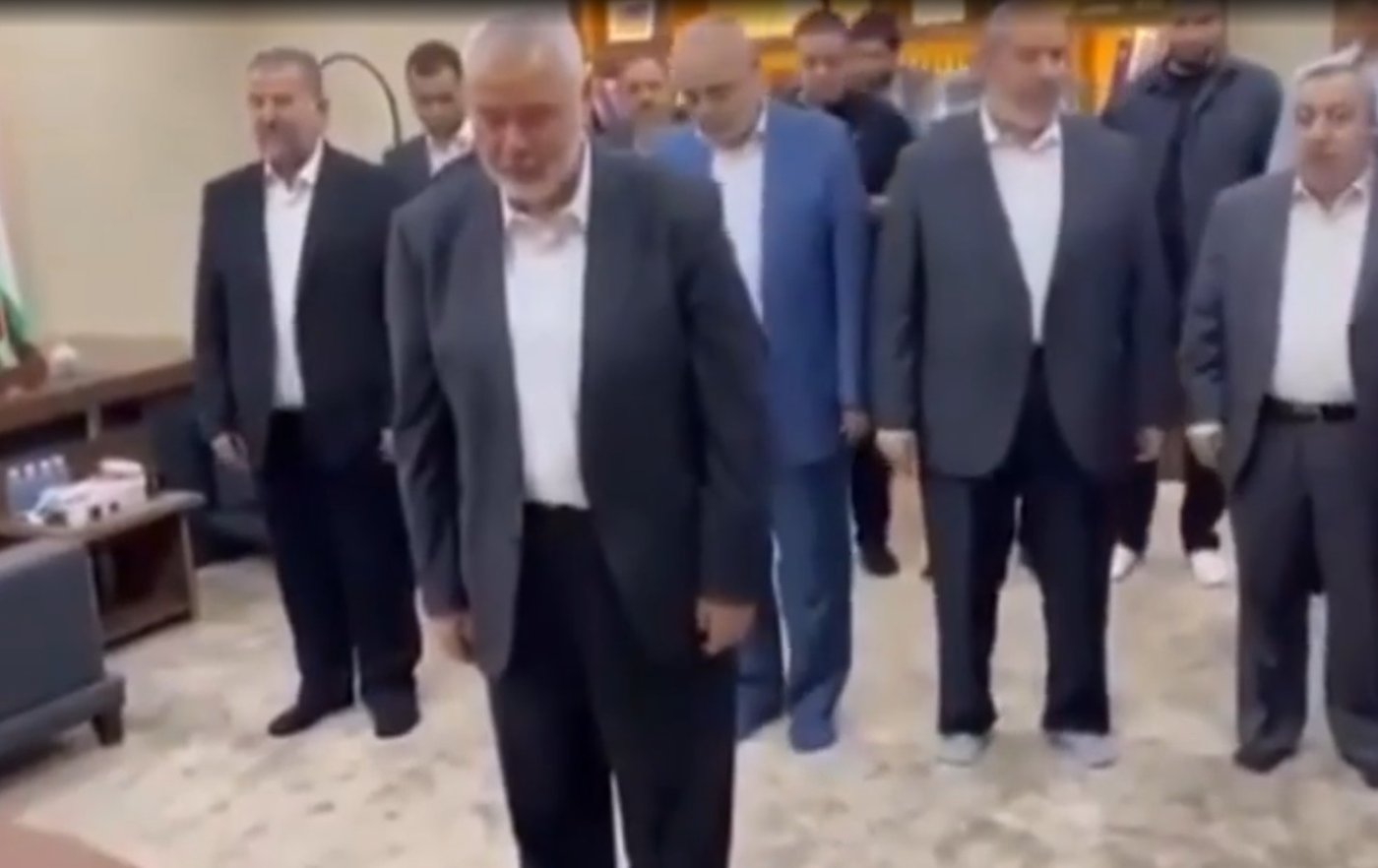 עומד מאחורי הניה בבוקר 7 לאוקטובר