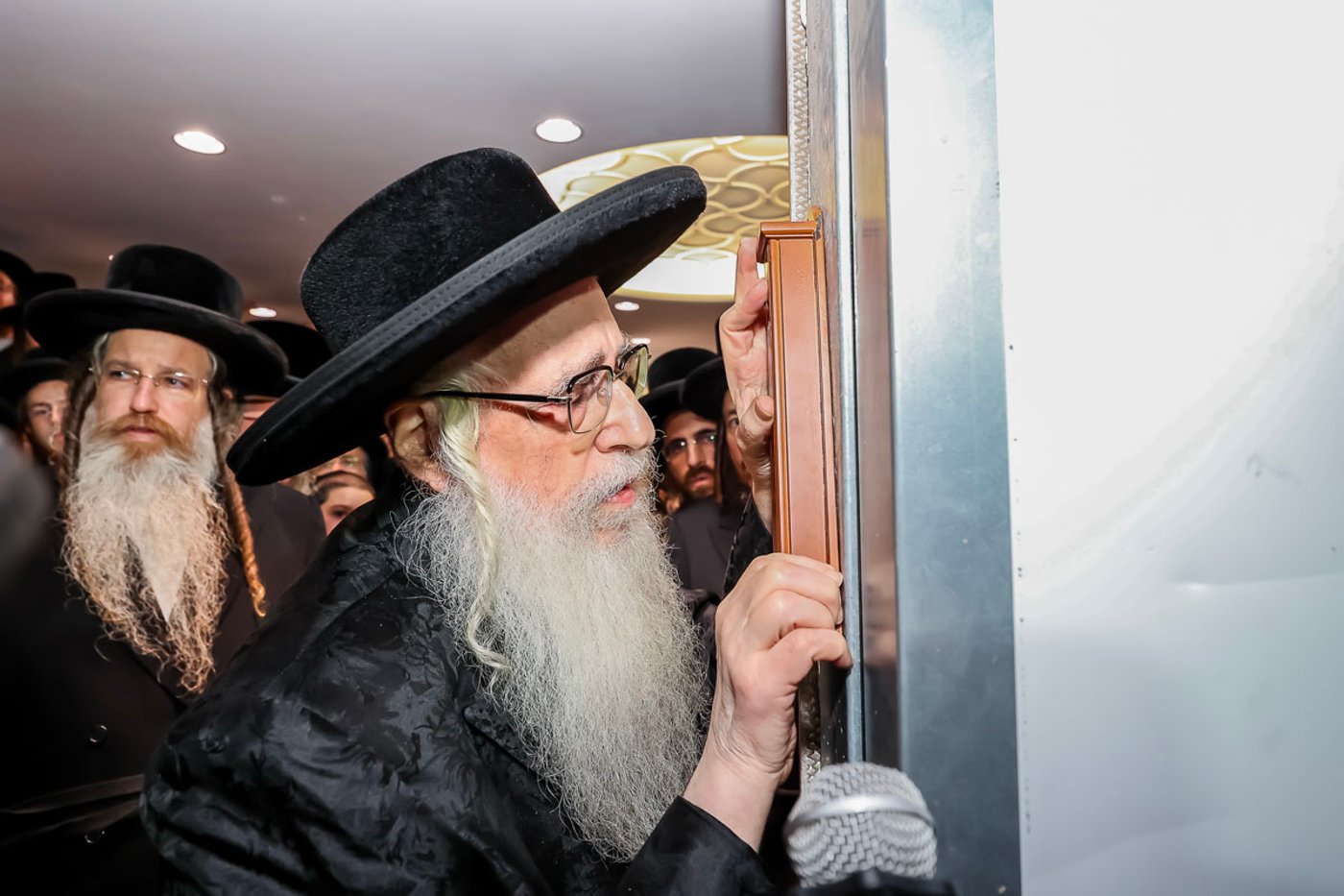 מעמד קביעת מזוזה לבית המדרש צאנז באלעד