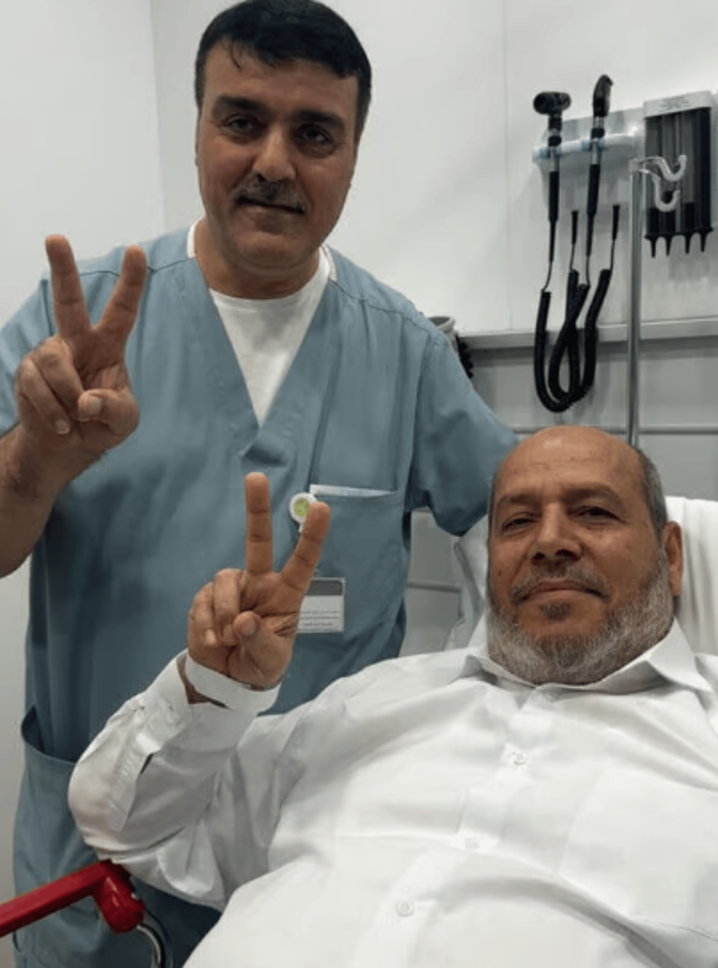 אמינות התמונה לא ברורה. תמונתו של חליל אל-חיה יחד עם האח בבית החולים