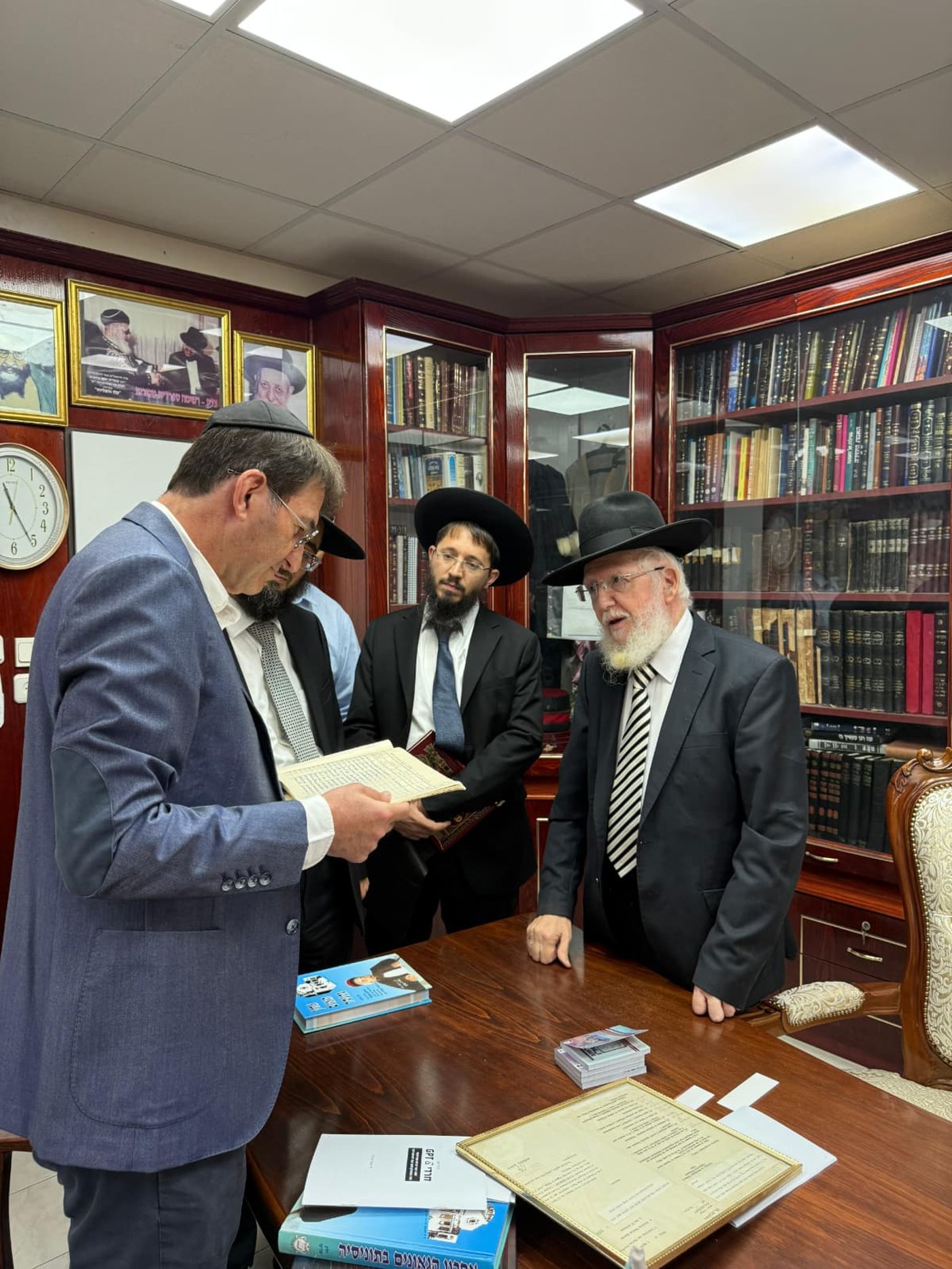 בועז ביסמוט בביקור בכסא רחמים