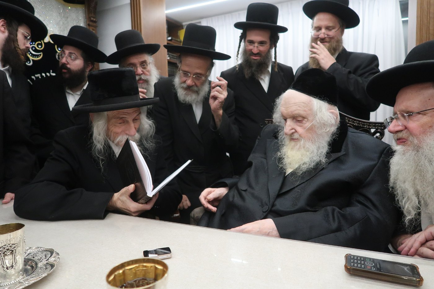 האדמו"ר מסטריקוב בביקור אצל הגר"מ שטרנבוך