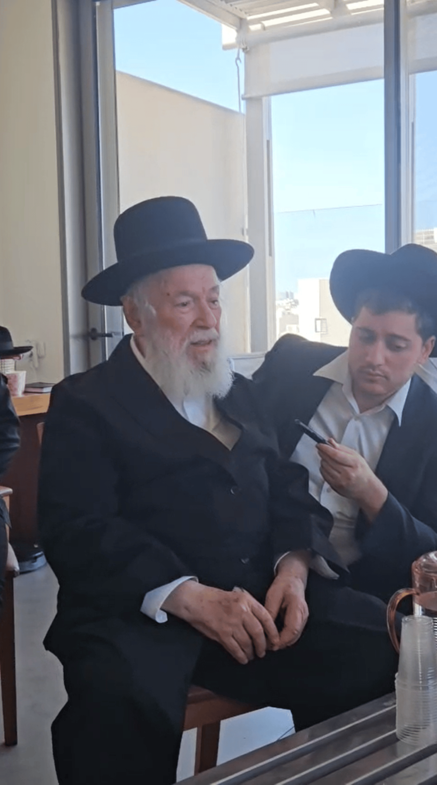 הגר"י זילברשטיין בניחום אבלים אצל הורי הקדוש הרב ישראל מצנר הי"ד