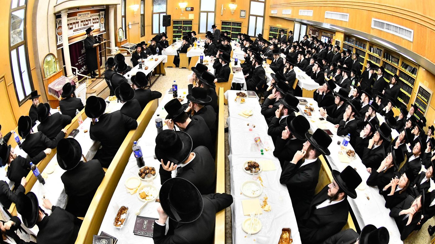 הרה"צ רבי חיים שלום הלברשטאם בביקור בישיבת באבוב בבת ים