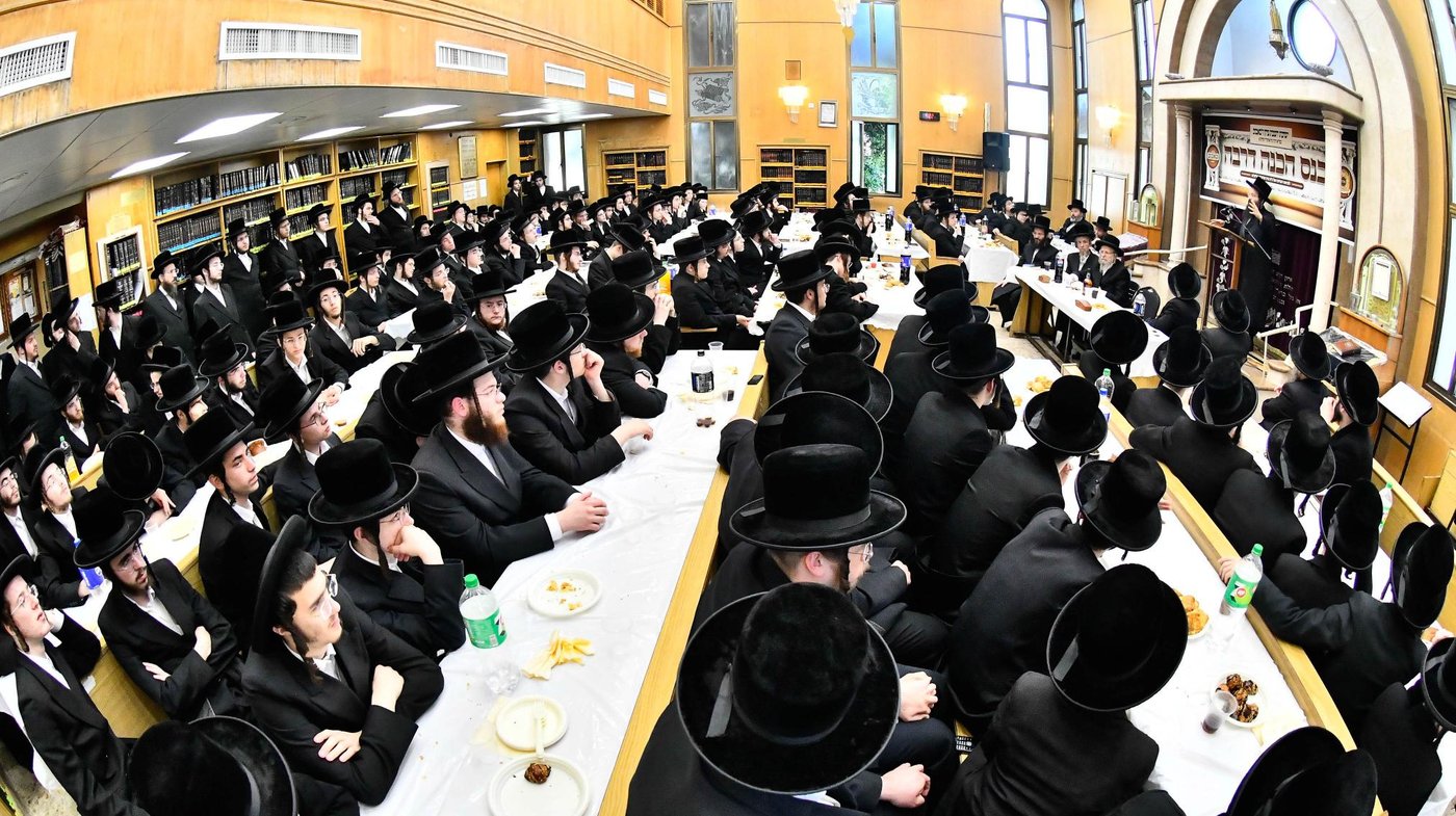 הרה"צ רבי חיים שלום הלברשטאם בביקור בישיבת באבוב בבת ים