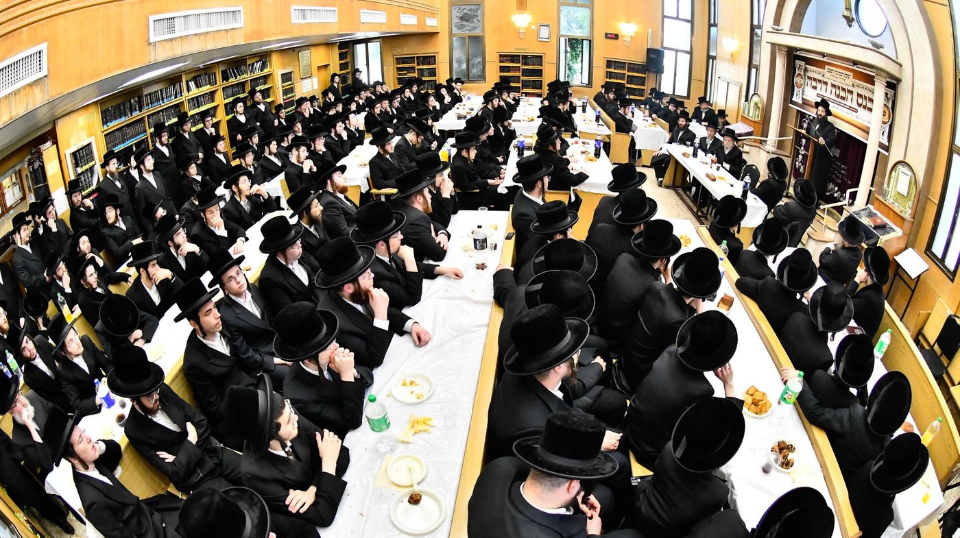 הרה"צ רבי חיים שלום הלברשטאם בביקור בישיבת באבוב בבת ים
